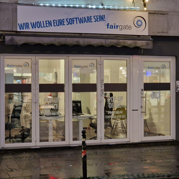 Foto der Schaufenstergestaltung des Pop-Up Office. An Schrift erkennbar ist das Fairgate Logo sowie "Wir wollen Eure Software sein"